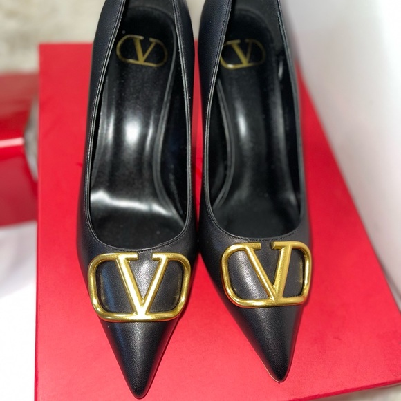 Brand new. Still in box, has all it’s original papers. It’s small for me - Picture 3 of 8